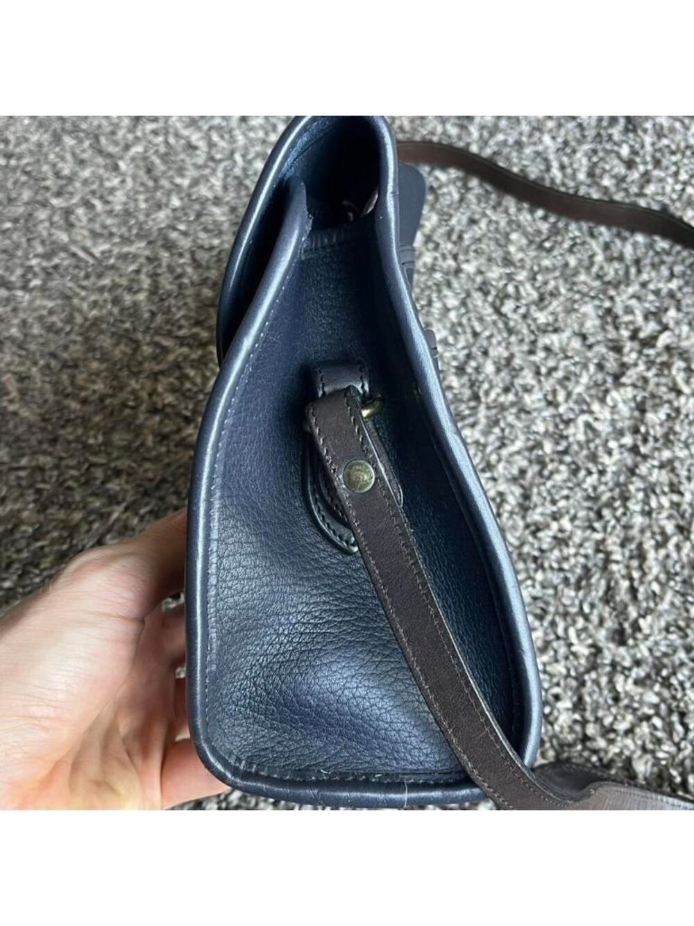 Rare Vintage Navy Blue Dooney & Bourke All-Weather Leather Essex Crossbody Bag - Picture 3 of 8